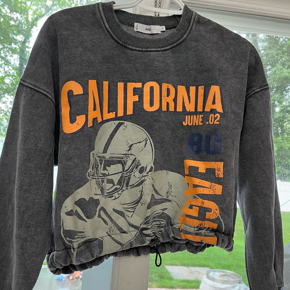 Short drawstring sweatshirt. Size small. Very soft.